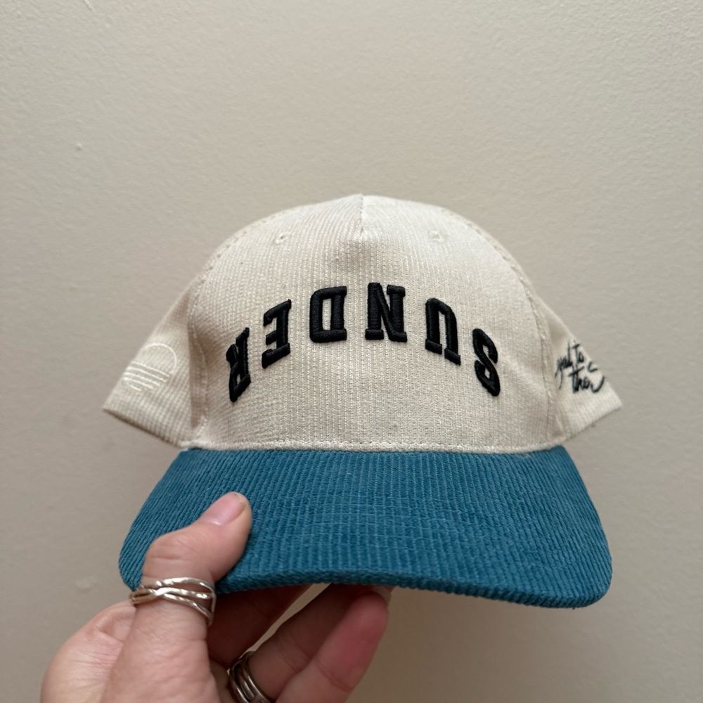 Sunder Cover Beige and Teal Cap